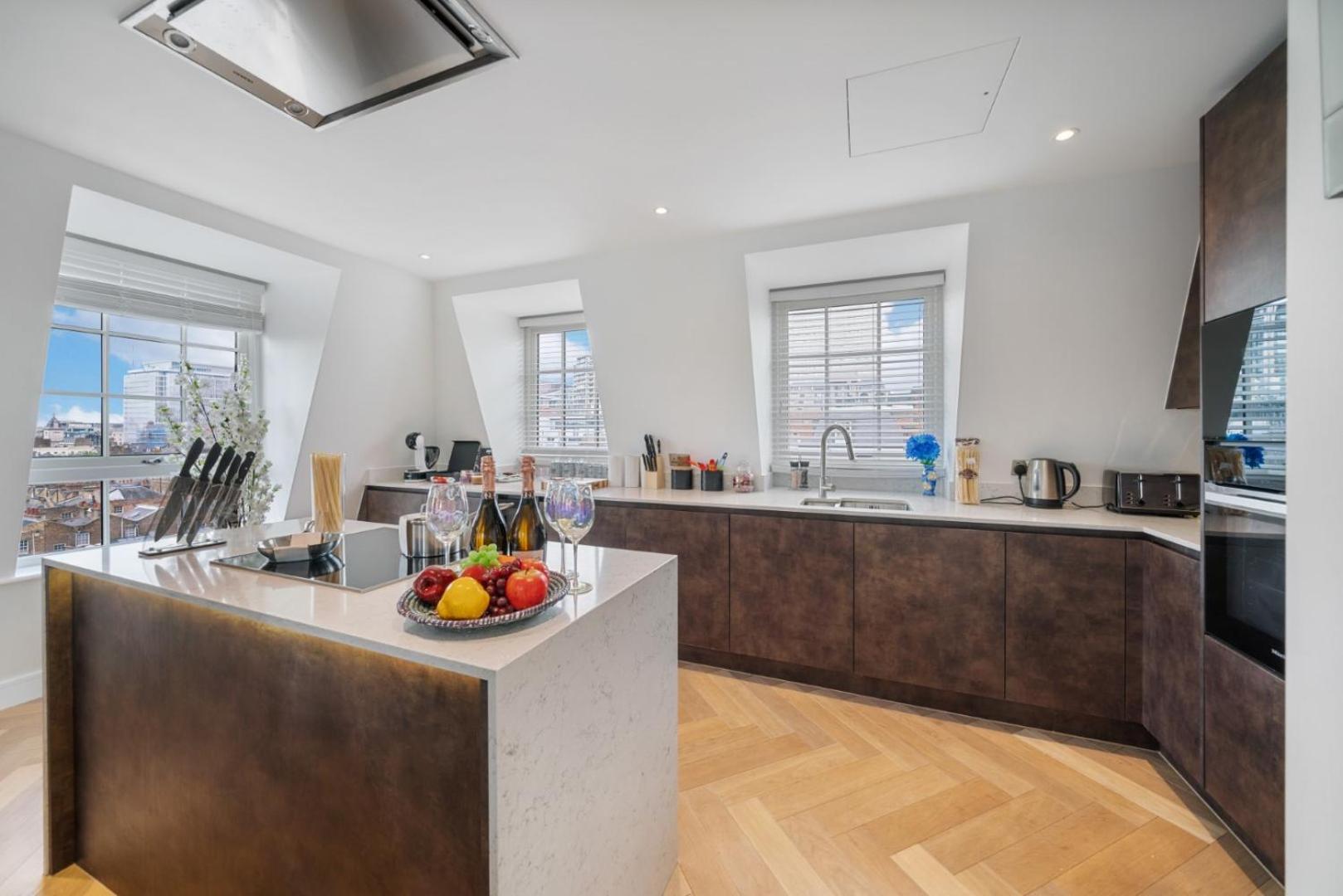 Elegant 3-Bedroom Penthouse In Marble Arch 70 London Exterior foto